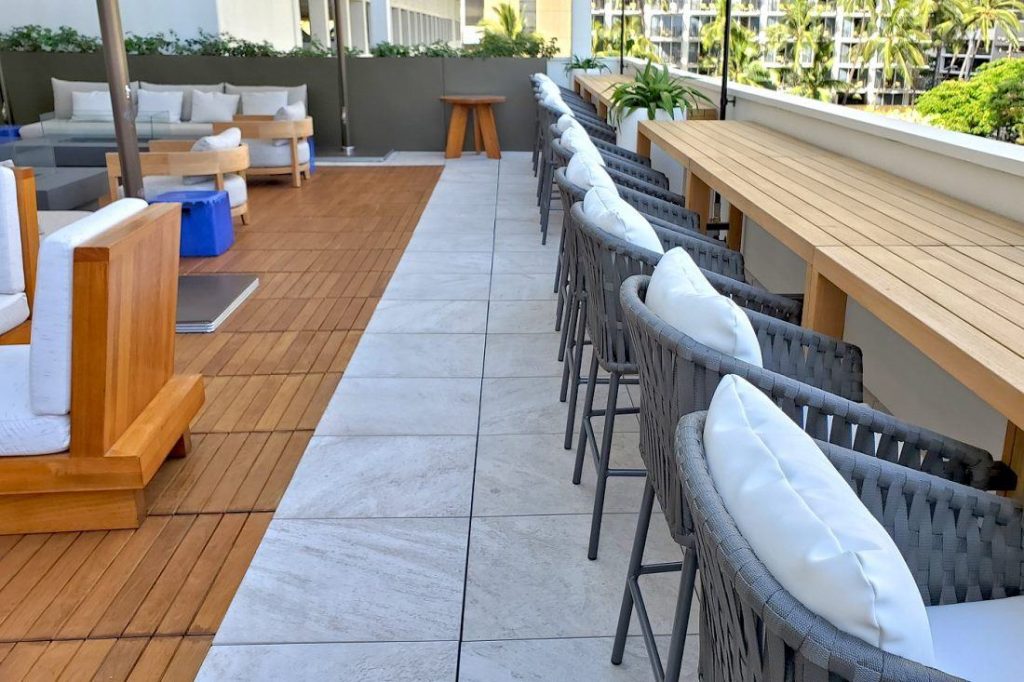 ‘Alohilani Resort’s Longboard Club Lounge